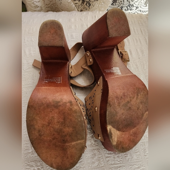 Olivia Miller Tan Platform Sandals - Picture 6 of 8